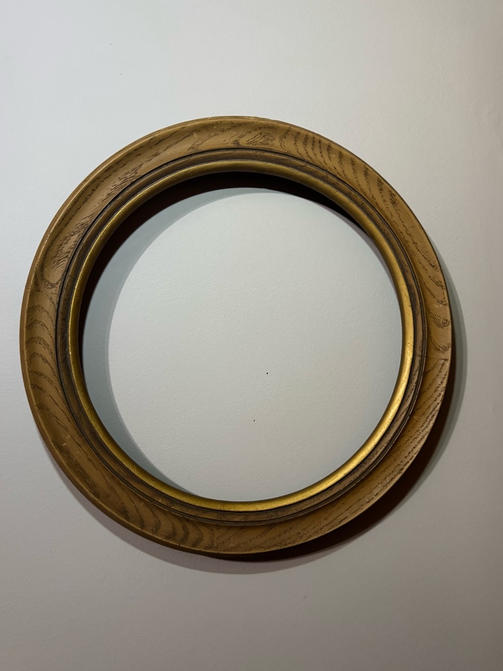 Classic Round Gold Picture Frame with Subtle Wood Grain